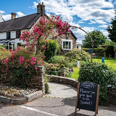 The Greyhound Inn And Hotel 우스크 외부 사진