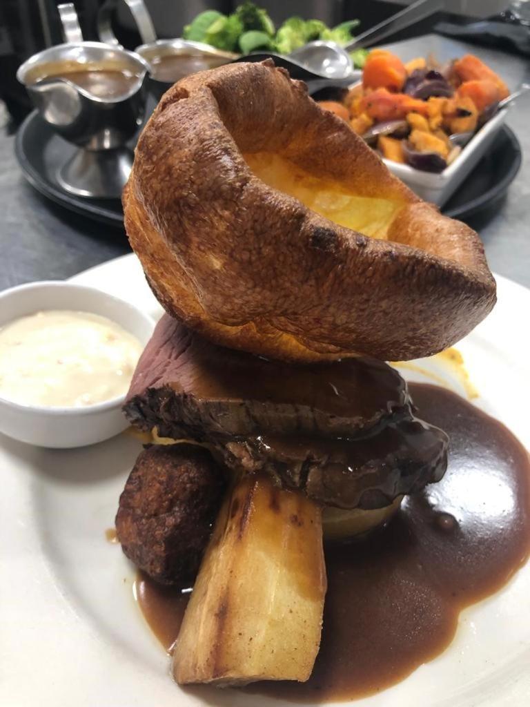 The Greyhound Inn And Hotel 우스크 외부 사진