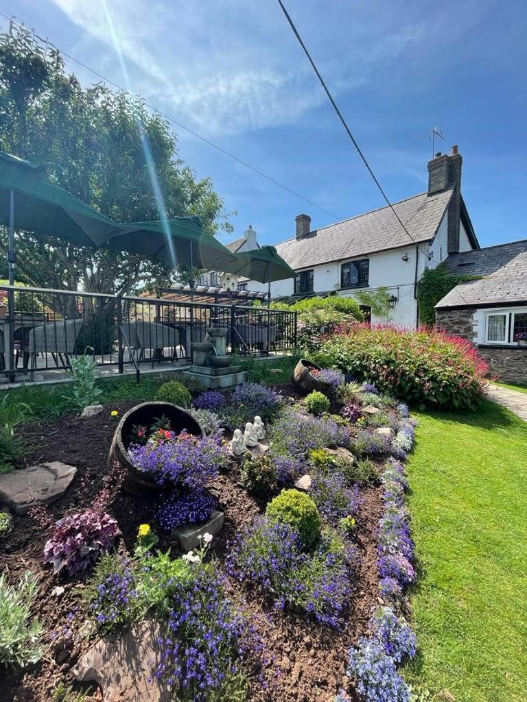 The Greyhound Inn And Hotel 우스크 외부 사진