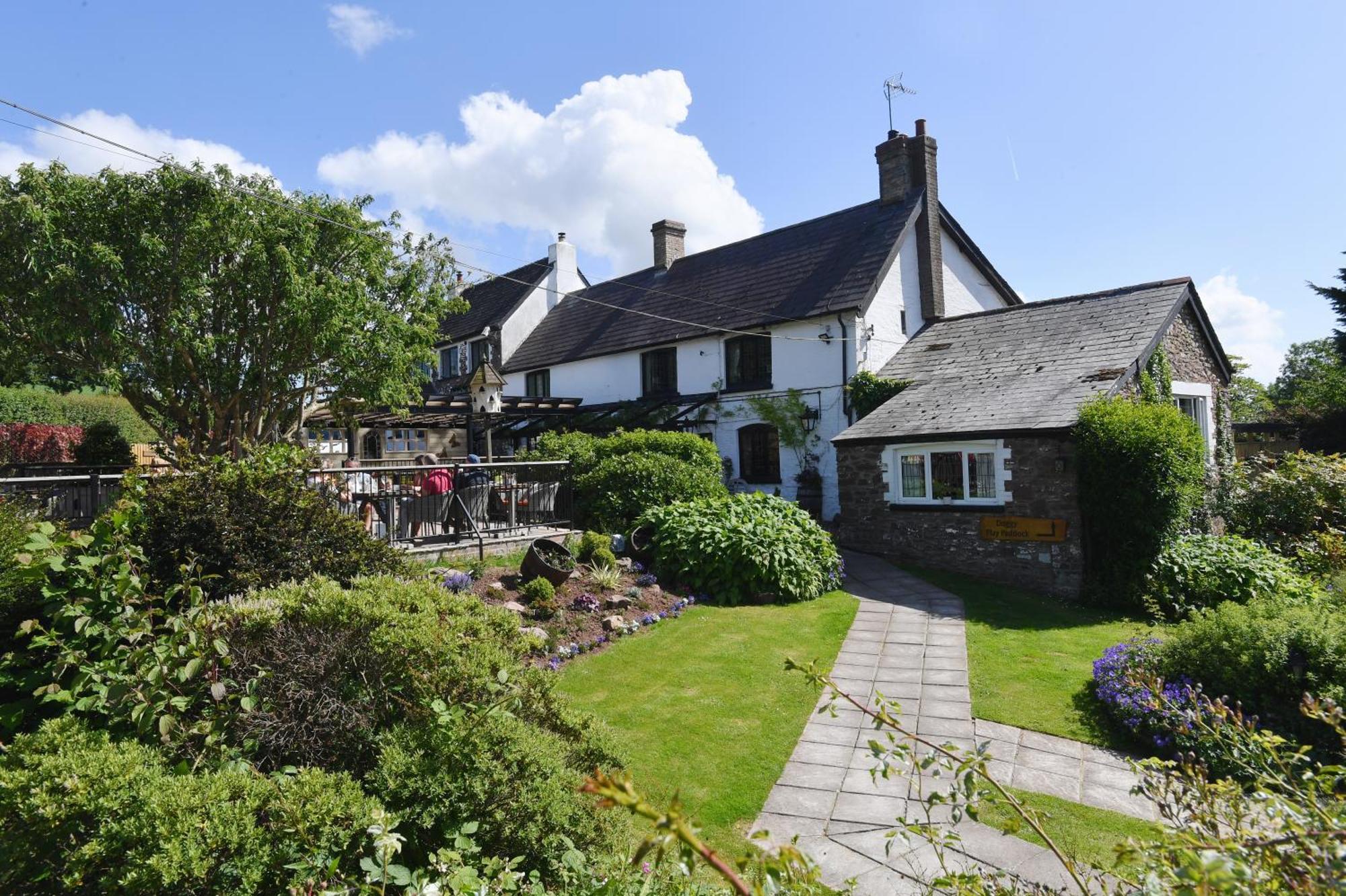 The Greyhound Inn And Hotel 우스크 외부 사진