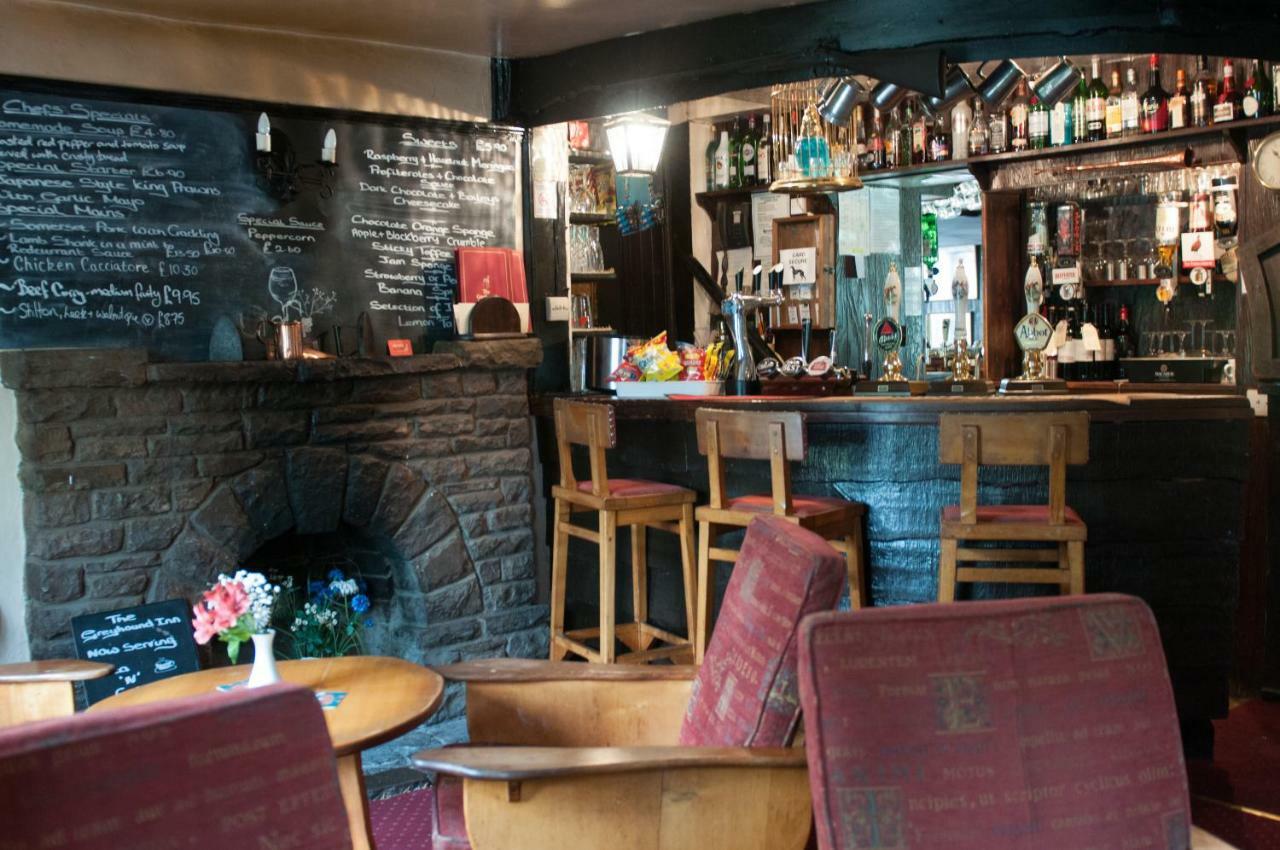 The Greyhound Inn And Hotel 우스크 외부 사진