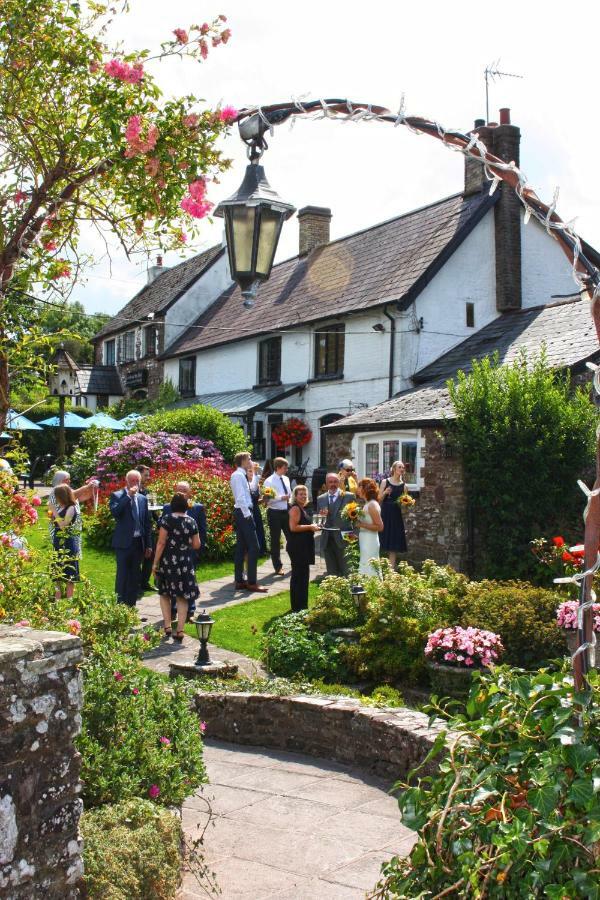 The Greyhound Inn And Hotel 우스크 외부 사진