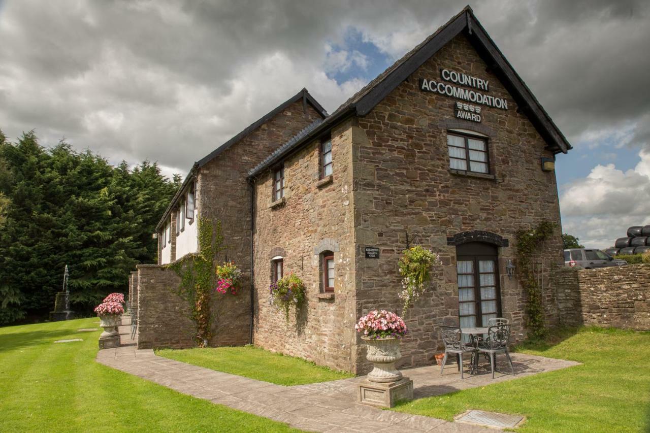 The Greyhound Inn And Hotel 우스크 외부 사진